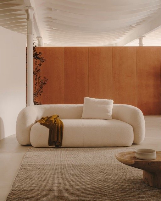 Canapé minimaliste design contemporain dans un salon haussmannien