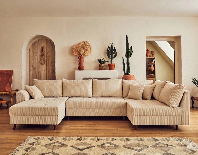 Canapé panoramique en velours côtelé beige dans un salon méditerranéen