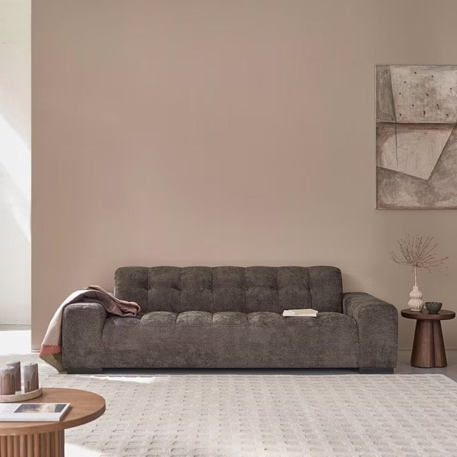 Canapé en velours dans un intérieur élégant et théâtral